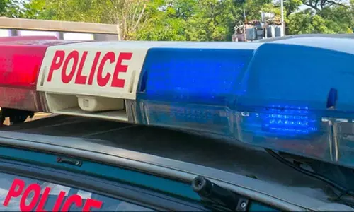 പൊലീസ് ഉദ്യോഗസ്ഥയെ പിന്തുടര്‍ന്ന് വാള്‍ വീശി ഭീഷണിപ്പെടുത്തി: മൂന്നു പേര്‍ അറസ്റ്റില്‍