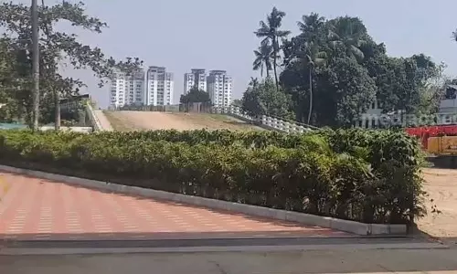 പുറമ്പോക്ക് കയ്യേറി ഫ്‌ളാറ്റ് നിർമാണം; കമ്പനിക്കെതിരെയുള്ള തൃക്കാക്കര നഗരസഭയുടെ  നടപടി മരവിപ്പിച്ച് സർക്കാർ