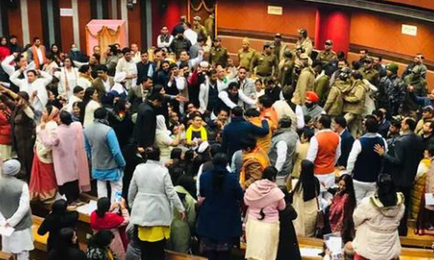 ആം ആദ്മി - ബി.ജെ.പി അംഗങ്ങൾ തമ്മിൽ കയ്യാങ്കളി; ഡൽഹി കോർപ്പറേഷൻ മേയർ തെരഞ്ഞെടുപ്പ് തടസപ്പെട്ടു