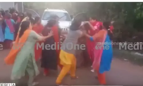 വിശ്വാസികളും സഭ വിട്ടവരും തമ്മില്‍ ധ്യാനകേന്ദ്രത്തിന് മുന്നില്‍ കൂട്ടത്തല്ല്...ദൃശ്യങ്ങള്‍