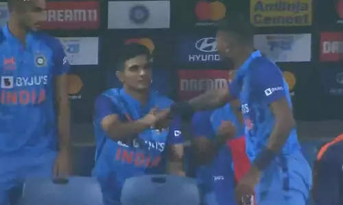 കളി കഴിയും മുമ്പേ തോറ്റെന്നുറപ്പിച്ച് കൈകൊടുത്തു; ഹര്‍ദിക്കിന് ആരാധകരുടെ പൊങ്കാല