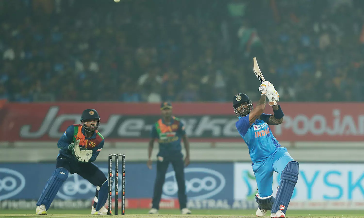 രാജ്കോട്ടിൽ സൂര്യതാണ്ഡവം; ശ്രീലങ്കയ്ക്കെതിരായ നിർണായക ടി20യിൽ കൂറ്റൻ സ്കോറുമായി ഇന്ത്യ രാജ്കോട്ടിൽ സൂര്യതാണ്ഡവം; ശ്രീലങ്കയ്ക്കെതിരായ നിർണായക ടി20യിൽ കൂറ്റൻ സ്കോറുമായി ഇന്ത്യ