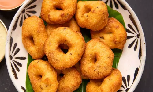 വട ഇന്നലത്തെയാണല്ലോ...?അല്ല സാര്‍ ഇന്നലെ ഞങ്ങള്‍ മുടക്കമായിരുന്നു