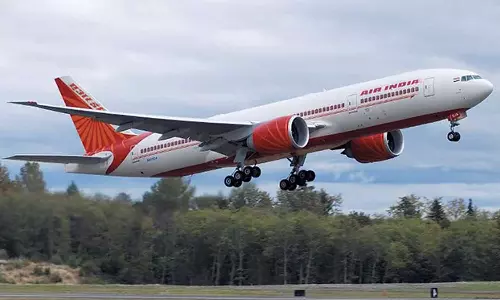 വ്യവസായി വിമാനത്തില്‍ സഹയാത്രികയ്ക്കു മോല്‍ മൂത്രമൊഴിച്ച സംഭവം; നാല് ജീവനക്കാര്‍ക്ക് കാരണം കാണിക്കല്‍ നോട്ടീസയച്ച് എയര്‍ ഇന്ത്യ