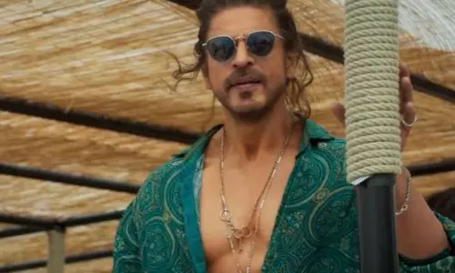 വസ്ത്രത്തിനും സൺഗ്ലാസിനും മാത്രം ലക്ഷങ്ങൾ; പത്താനിലെ ഗാനരംഗങ്ങള്‍ക്കായി ചെലവാക്കിയത്...