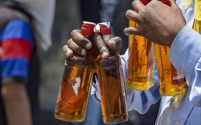 വഴിയിൽ നിന്നും കിട്ടിയ മദ്യം കഴിച്ച മൂന്ന് യുവാക്കൾക്ക് ശാരീരിക അസ്വസ്ഥത