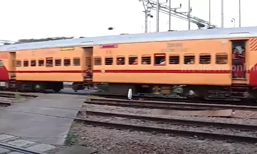 സർക്കാർ സ്ഥാപനങ്ങളിലെ ബയോമെട്രിക് പഞ്ചിങ്: പതിവിലും തിരക്കോടെ ട്രെയിനുകൾ