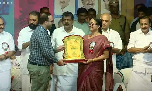 കലോത്സവ സമാപന വേദിയിൽ മീഡിയവണിന് ആദരം