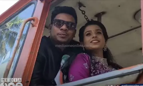 മനസമ്മതത്തിന് ശേഷം വധു എത്തിയത് ടാങ്കർ ലോറി ഓടിച്ച്; അമ്പരന്ന് അതിഥികൾ
