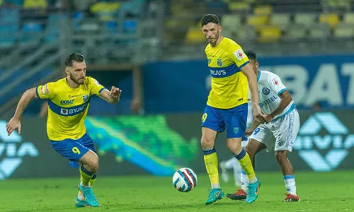 മുംബൈയെ പൂട്ടുമോ ബ്ലാസ്‌റ്റേഴ്‌സ്; ഐഎസ്എല്ലിൽ ഇന്ന് സൂപ്പർ സൺഡേ