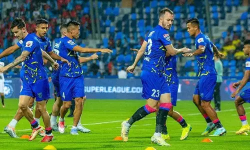 22 മിനുട്ടിനിടെ നാല് ഗോളുകൾ: ബ്ലാസ്റ്റേഴ്‌സ് പ്രതിരോധം തകർത്ത് മുംബൈ