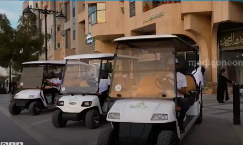 മദീനയിൽ നൂറ് ഇലക്ട്രിക് വാഹനങ്ങളുമായി ഷട്ടിൽ സർവീസ് ആരംഭിച്ചു