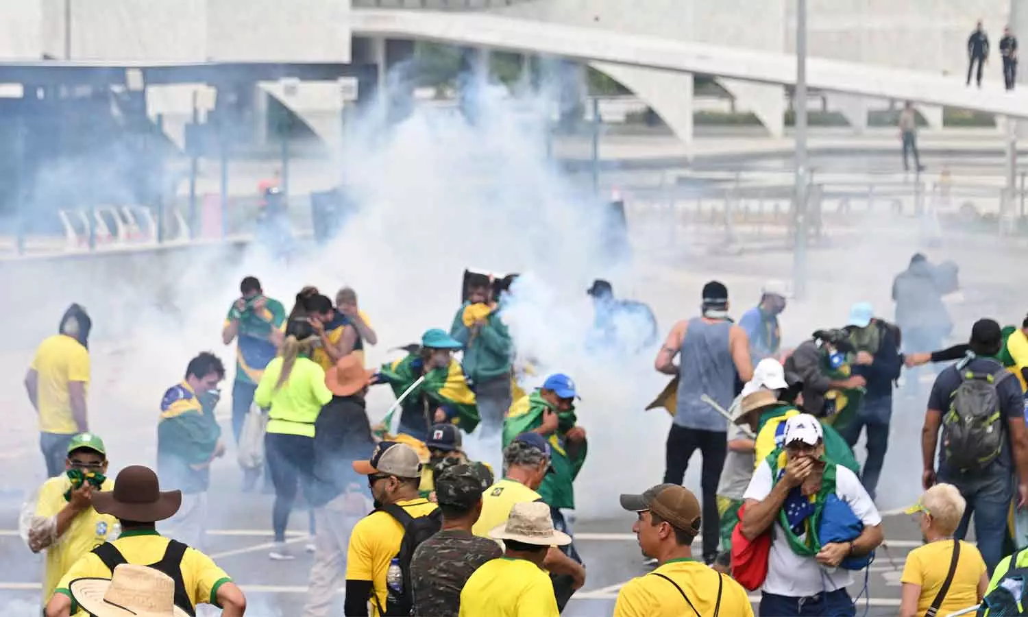 ബ്രസീലിൽ വൻ സംഘർഷം: പ്രസിഡന്റിന്റെ കൊട്ടാരവും പാർലമെന്റും ആക്രമിച്ചു