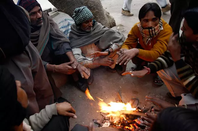 ഉത്തരേന്ത്യയിൽ അതിശൈത്യം തുടരുന്നു; ഡൽഹിയിലെ സ്വകാര്യ സ്‌കൂളുകൾക്ക് ഈ മാസം 15 വരെ അവധി
