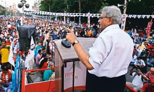 കൈകോർക്കാൻ സിപിഎമ്മും കോൺഗ്രസും; ത്രിപുരയിൽ നിർണായക നീക്കവുമായി സീതാറാം യെച്ചൂരി