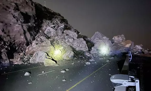 പാറ വീണതിനെ തുടർന്ന് ഖോർഫുകാനിൽ റോഡ് അടച്ചു പാറ വീണതിനെ തുടർന്ന് ഖോർഫുകാനിൽ റോഡ് അടച്ചു