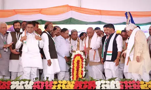 കർണാടകയിൽ ബി.ജെ.പിയെ താഴെയിറക്കാനുറച്ച് കോൺഗ്രസ്; ബസ് യാത്ര ക്യാമ്പയിന് നാളെ തുടക്കം കർണാടകയിൽ ബി.ജെ.പിയെ താഴെയിറക്കാനുറച്ച് കോൺഗ്രസ്; ബസ് യാത്ര ക്യാമ്പയിന് നാളെ തുടക്കം