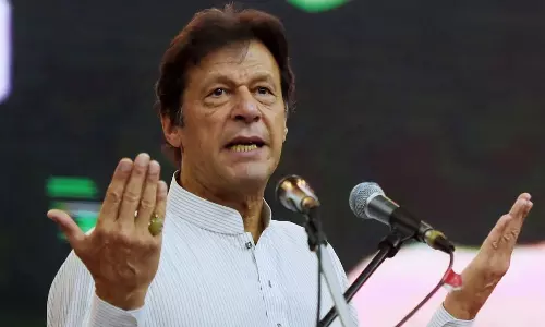 ഇമ്രാൻ ഖാനെതിരെ അറസ്റ്റ് വാറന്റുമായി പാക് തെരഞ്ഞെടുപ്പ് കമ്മീഷൻ