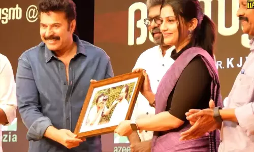 സിനിമയില്‍ അഭിനയിക്കുന്ന ആളാണെന്ന് കരുതി, സോറി; കലക്ടര്‍ രേണു രാജിനോട് മമ്മൂട്ടി