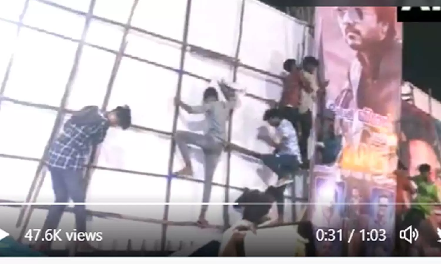 വാരിസും തുനിവും തിയേറ്ററിൽ; അജിത്തിന്റെ കട്ട്ഔട്ടുകൾ വലിച്ചു കീറി വിജയ് ആരാധകർ വാരിസും തുനിവും തിയേറ്ററിൽ; അജിത്തിന്റെ കട്ട്ഔട്ടുകൾ വലിച്ചു കീറി വിജയ് ആരാധകർ