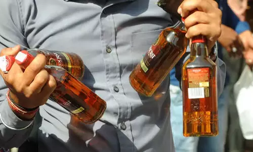 വഴിയിൽ നിന്നും കിട്ടിയ മദ്യം കഴിച്ച് അവശനിലയിലായ മൂന്ന് പേരിൽ ഒരാൾ മരിച്ചു