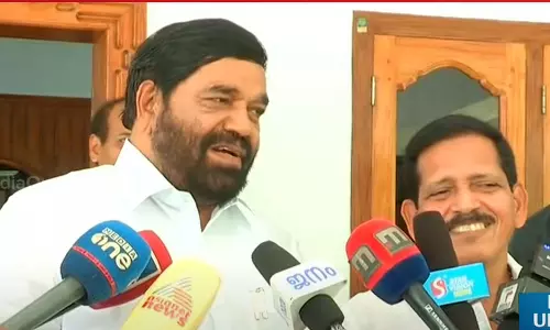 /kerala/minister-vn-vasavan-visited-pazhayidam-mohanan-namboothiri-at-his-home-204933