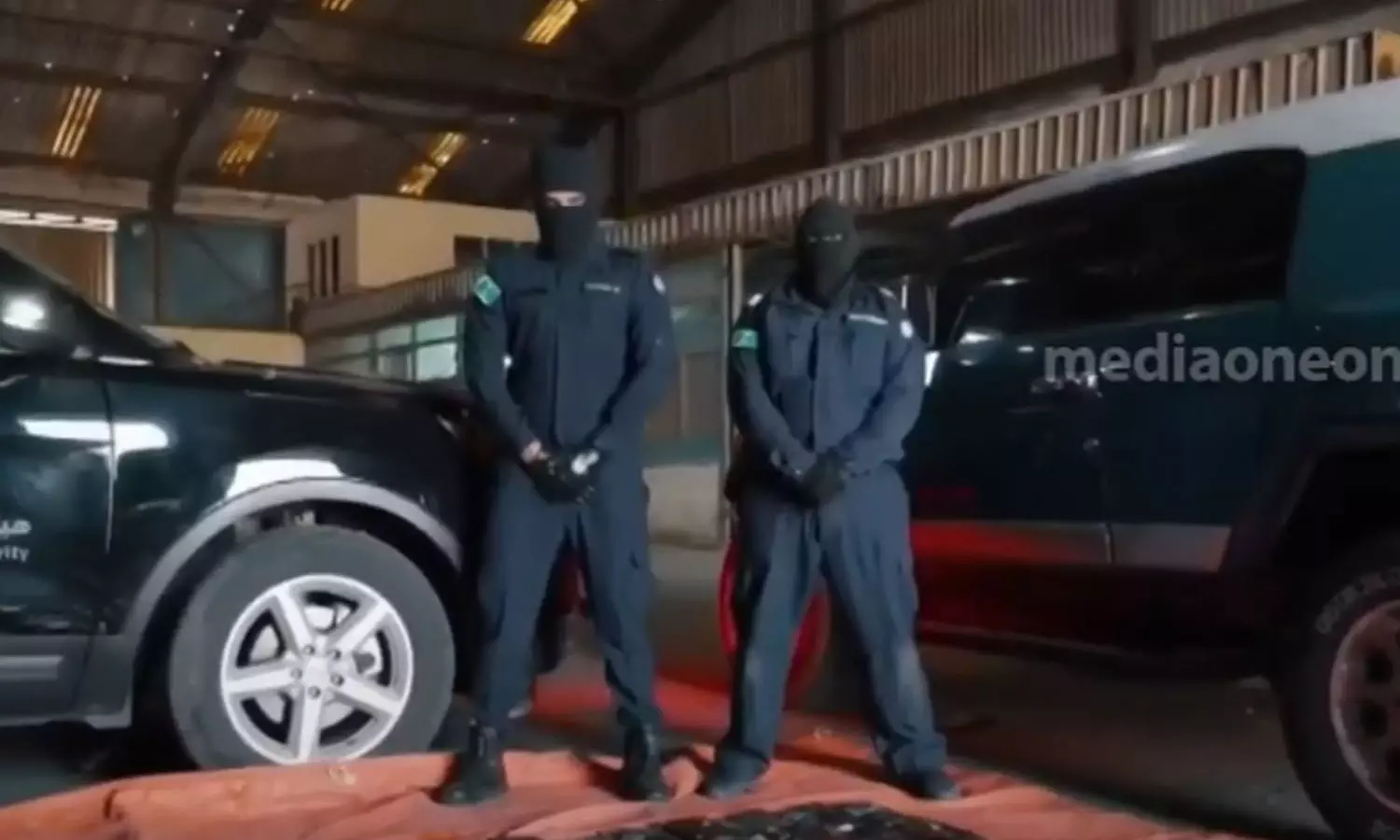 സൗദിയിൽ വാഹനത്തിന്റെ മേൽക്കൂരയിൽ മയക്കുമരുന്ന് കടത്താൻ ശ്രമം; ഒടുവിൽ കസ്റ്റംസിന്റെ പിടിയിൽ സൗദിയിൽ വാഹനത്തിന്റെ മേൽക്കൂരയിൽ മയക്കുമരുന്ന് കടത്താൻ ശ്രമം; ഒടുവിൽ കസ്റ്റംസിന്റെ പിടിയിൽ