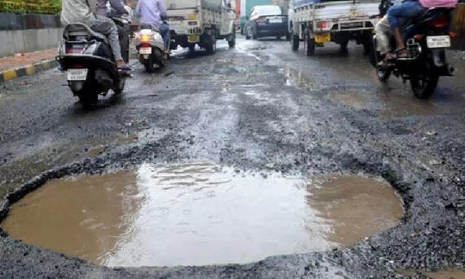 ആലുവ-പെരുമ്പാവൂർ റോഡ് പുനർനിർമാണം: പണം അനുവദിച്ചത് 5 കിലോമീറ്ററിന് മാത്രം ആലുവ-പെരുമ്പാവൂർ റോഡ് പുനർനിർമാണം: പണം അനുവദിച്ചത് 5 കിലോമീറ്ററിന് മാത്രം