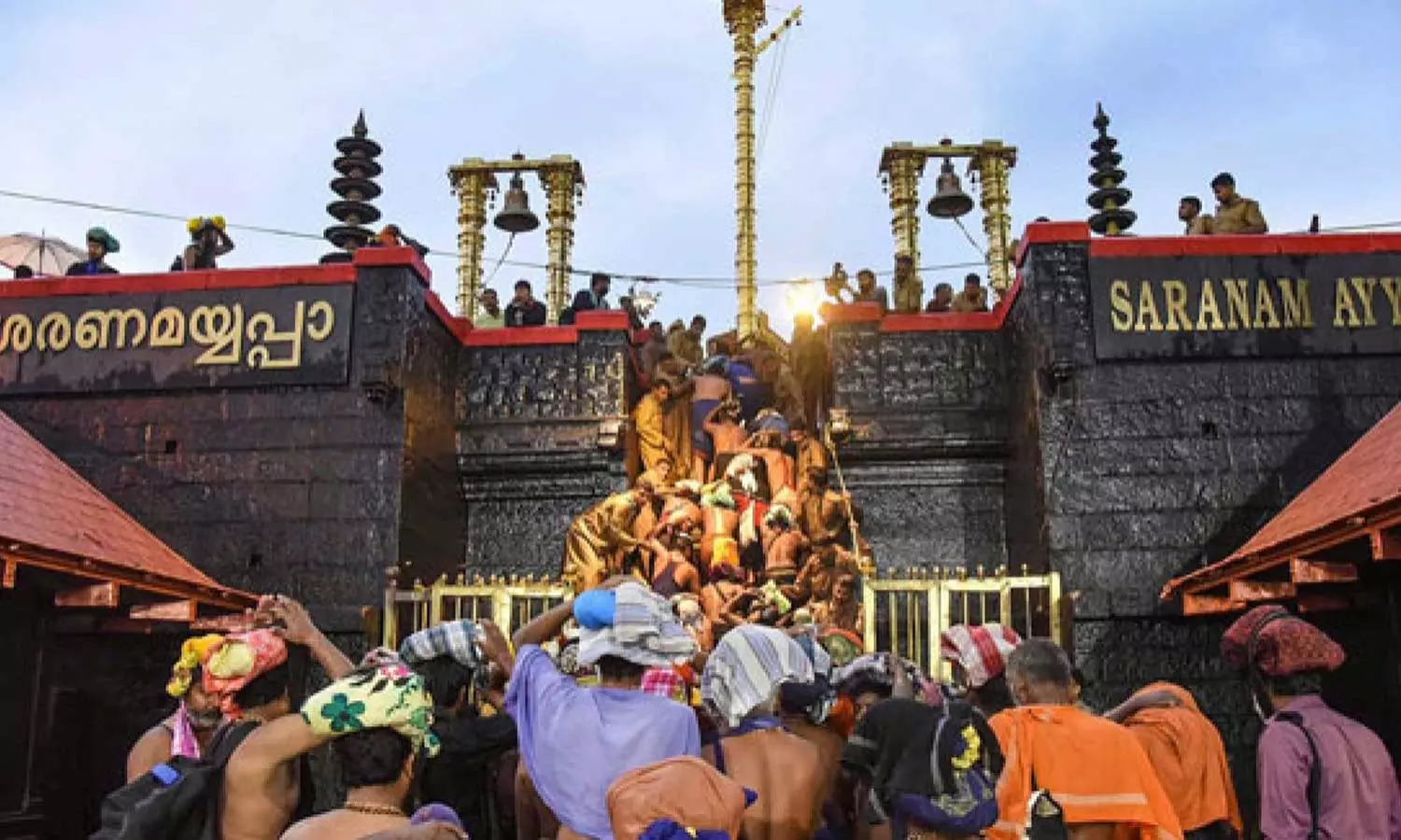 മകരവിളക്ക്: ഭക്തി സാന്ദ്രമായി ശബരിമല സന്നിധാനം മകരവിളക്ക്: ഭക്തി സാന്ദ്രമായി ശബരിമല സന്നിധാനം