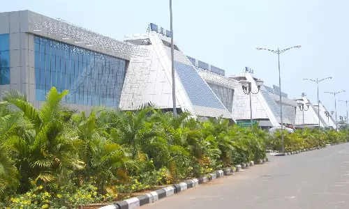 കരിപ്പൂർ വിമാനത്താവളത്തിൽ ആറ് മാസം വിമാന സർവീസുകൾക്ക് നിയന്ത്രണം കരിപ്പൂർ വിമാനത്താവളത്തിൽ ആറ് മാസം വിമാന സർവീസുകൾക്ക് നിയന്ത്രണം