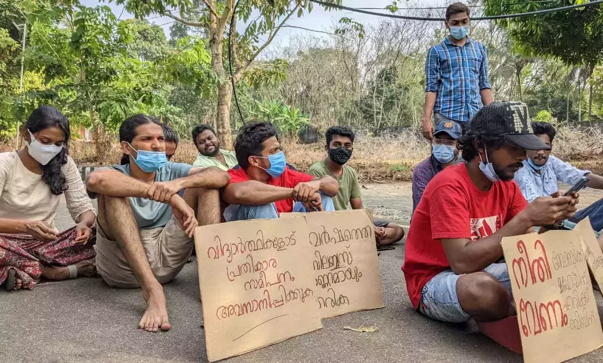 ജാതി വിവേചനത്തിനെതിരായ വിദ്യാർഥി സമരം; കെ.ആർ. നാരായണൻ ഇൻസ്റ്റിറ്റ്യൂട്ട് വീണ്ടും അടച്ചു