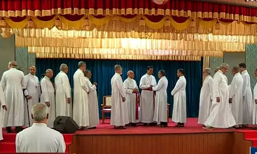 unified holy mass,unified holy mass isse,unified holy mass issue at syro malabar sabha,unified holy mass issue at syro malabar church,believers protest in unified holy mass issue