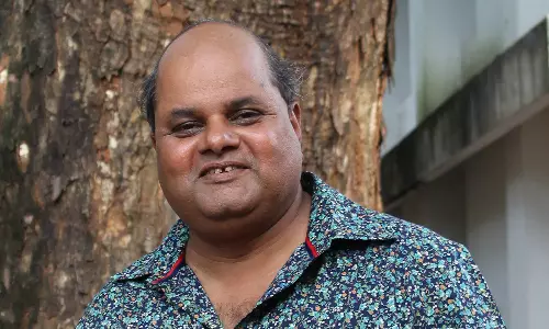 നടൻ സുനിൽ സുഖദയുടെ കാറിന് നേരെ ആക്രമണം നടൻ സുനിൽ സുഖദയുടെ കാറിന് നേരെ ആക്രമണം