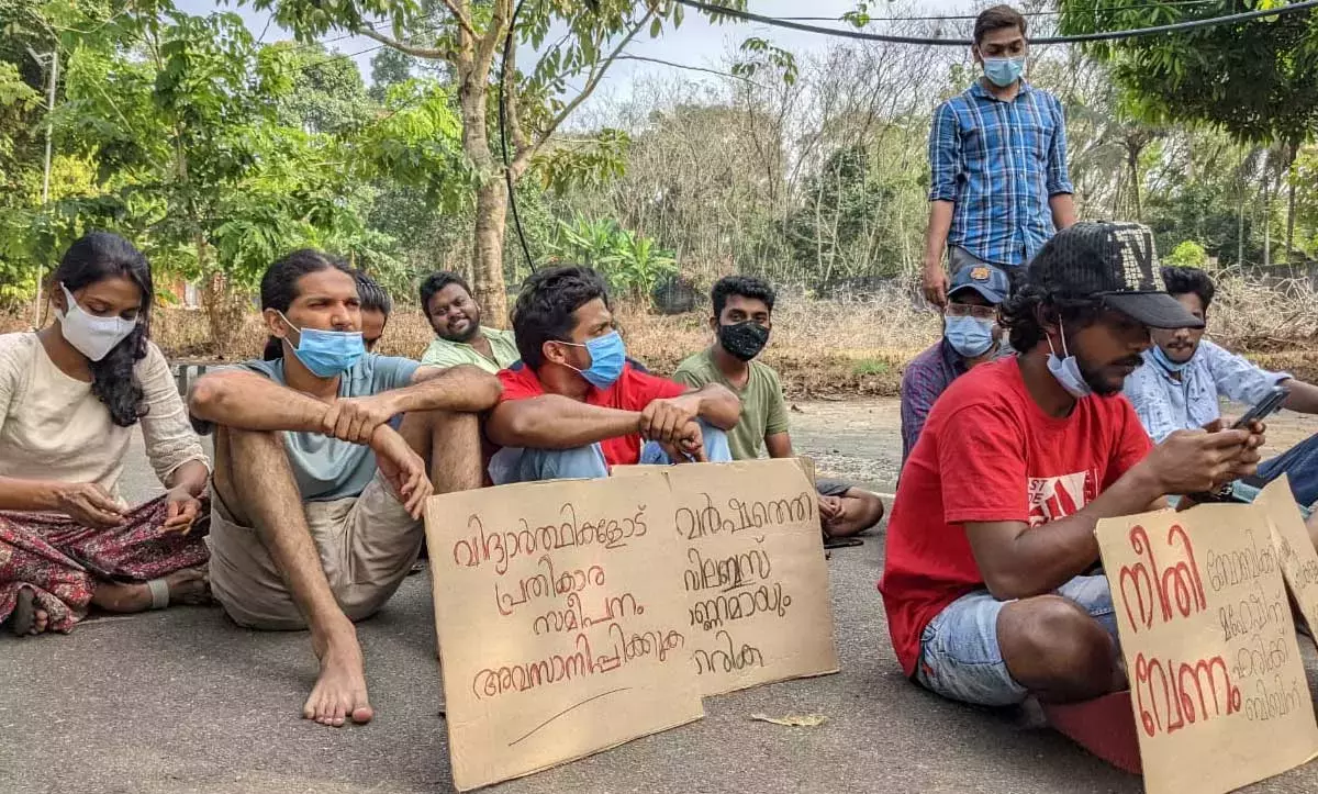 കെ ആർ നാരായണൻ ഇൻസ്റ്റിറ്റ്യൂട്ടിലെ ജാതി വിവേചനം; രണ്ടoഗ സമിതി മുഖ്യമന്ത്രിക്ക് റിപ്പോർട്ട് നൽകി