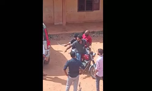 പൂർവ വിദ്യാർഥി സംഗമം നടക്കുന്നതിനിടെ വാളുവീശി ഭീകരാന്തരീക്ഷം സൃഷ്ടിച്ച് യുവാക്കൾ