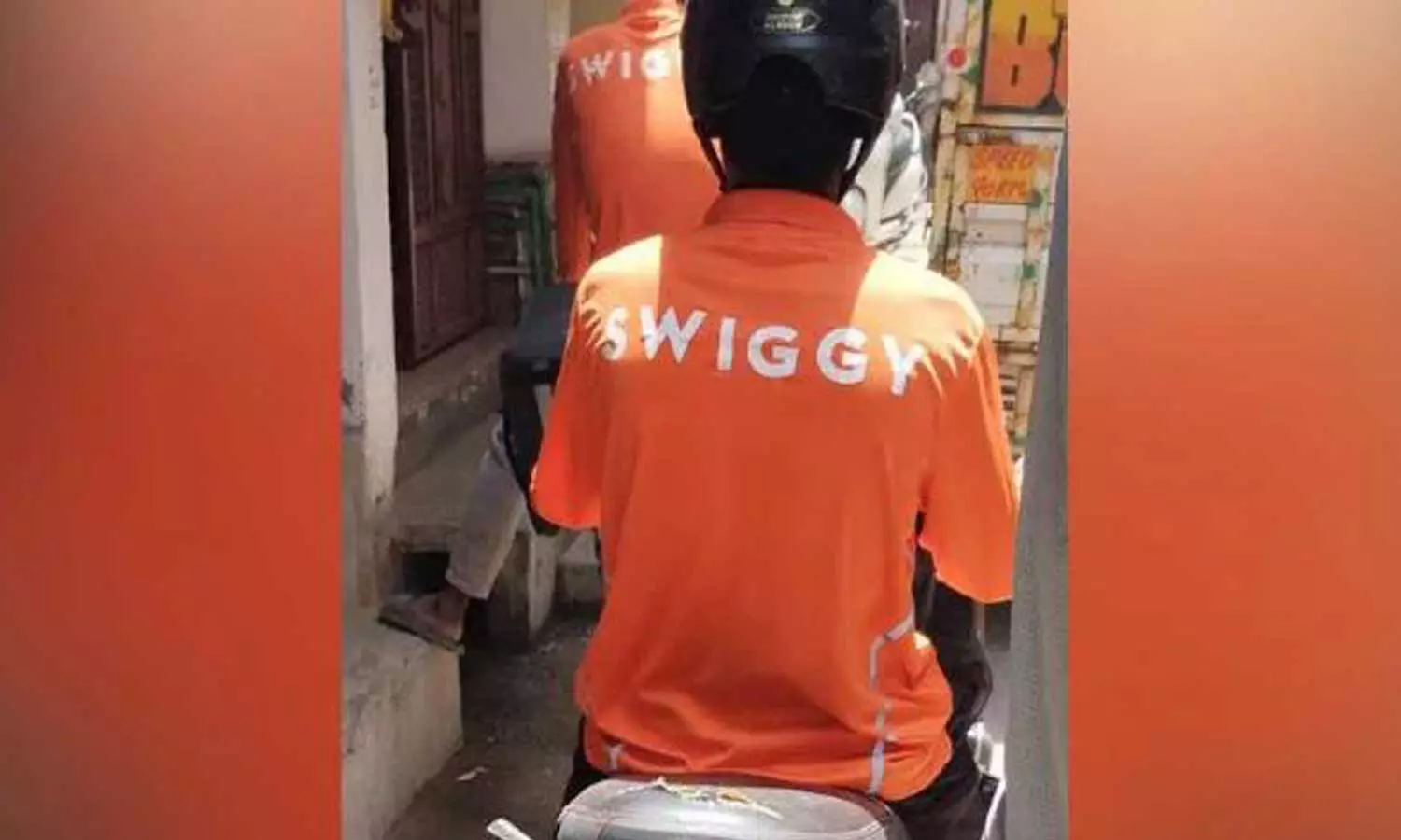 നായ പിന്നാലെ ഓടി; ഫ്ളാറ്റിന്റെ മൂന്നാം നിലയിൽ നിന്ന് വീണ് സ്വിഗ്ഗി ജീവനക്കാരന് കൊല്ലപ്പെട്ടു നായ പിന്നാലെ ഓടി; ഫ്ളാറ്റിന്റെ മൂന്നാം നിലയിൽ നിന്ന് വീണ് സ്വിഗ്ഗി ജീവനക്കാരന് കൊല്ലപ്പെട്ടു