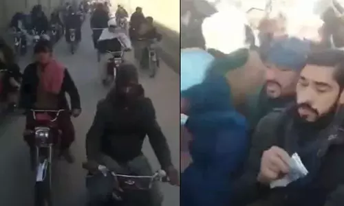 ഇത് ബൈക്ക് റാലിയല്ല, ഗോതമ്പ് കിട്ടാന്‍ ട്രക്കിനെ പിന്തുടരുന്നതാണ്: പാകിസ്താനില്‍ ഭക്ഷ്യക്ഷാമം രൂക്ഷം