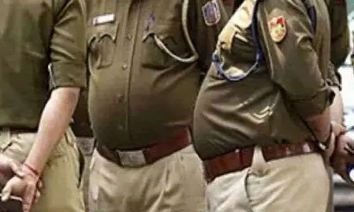 ആറാം ക്ലാസുകാരിക്ക് നേരെ ലൈംഗികാതിക്രമം; അധ്യാപകനെ മരത്തിൽ കെട്ടിയിട്ട് മർദിച്ച് നാട്ടുകാർ; ഒടുവിൽ കേസ്