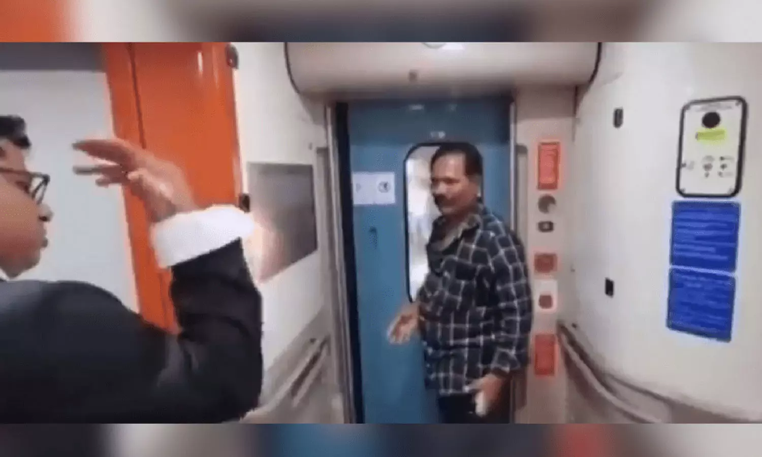 സെൽഫിയെടുക്കാൻ വന്ദേഭാരത് ട്രെയിനിൽ ചാടിക്കയറി; ഓട്ടോമാറ്റിക് ഡോർ അടഞ്ഞപ്പോൾ കുടുങ്ങി മണിക്കൂറുകൾ യാത്ര സെൽഫിയെടുക്കാൻ വന്ദേഭാരത് ട്രെയിനിൽ ചാടിക്കയറി; ഓട്ടോമാറ്റിക് ഡോർ അടഞ്ഞപ്പോൾ കുടുങ്ങി മണിക്കൂറുകൾ യാത്ര