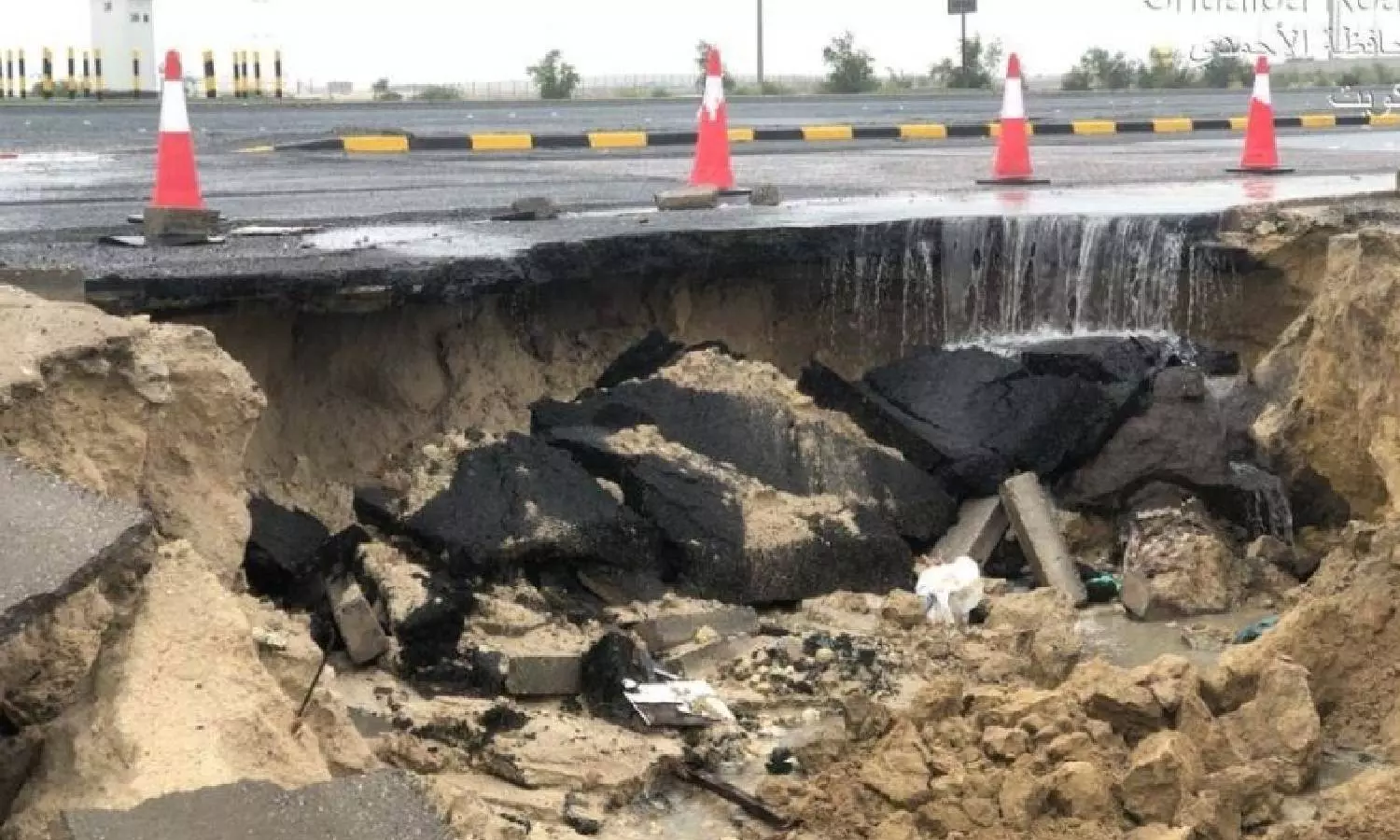 കുവൈത്തിൽ ശക്തമായ മഴ; മണിക്കൂറുകളോളം ഗതാഗത തടസ്സം കുവൈത്തിൽ ശക്തമായ മഴ; മണിക്കൂറുകളോളം ഗതാഗത തടസ്സം
