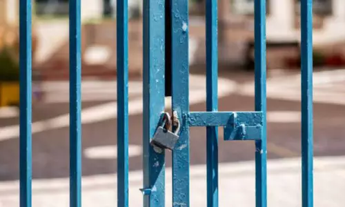 സ്‌കൂളിലെത്താൻ അഞ്ചുമിനിറ്റ് വൈകി; വിദ്യാർഥികളെ പുറത്താക്കി ഗേറ്റ് അടച്ചതായി പരാതി