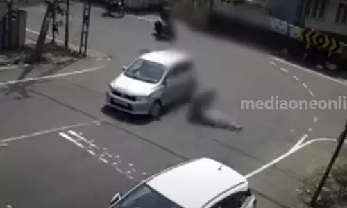 പാലായിൽ റോഡ് മുറിച്ച് കടക്കുന്ന പെൺകുട്ടിയെ കാർ ഇടിച്ച് തെറിപ്പിച്ചു ; സി.സി.ടി.വി ദൃശ്യം പുറത്ത്