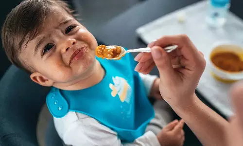 കഴിക്കുമ്പോൾ മൊബൈൽ ഫോൺ കയ്യിലുണ്ടോ! കുട്ടികളുടെ ഭാരം കുറയുന്നതിന് കാരണം വേറേ തേടേണ്ട