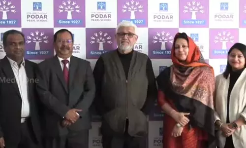 ജ്ഞാനപീഠ ജേതാവ് ഡോ. അമിതാവ് ഘോഷ് ഖത്തറിൽ;  പൊഡാര്‍ പേള്‍ സ്‌കൂളിൽ സന്ദർശനം നടത്തി