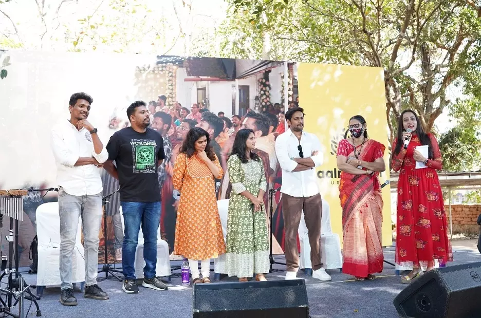 ഡിയര് വാപ്പിയുടെ വിശേഷങ്ങളുമായി അനഘയും നിരഞ്ജും കാസര്ഗോഡ് ഗവണ്മെന്റ് കോളജില് ഡിയര് വാപ്പിയുടെ വിശേഷങ്ങളുമായി അനഘയും നിരഞ്ജും കാസര്ഗോഡ് ഗവണ്മെന്റ് കോളജില്