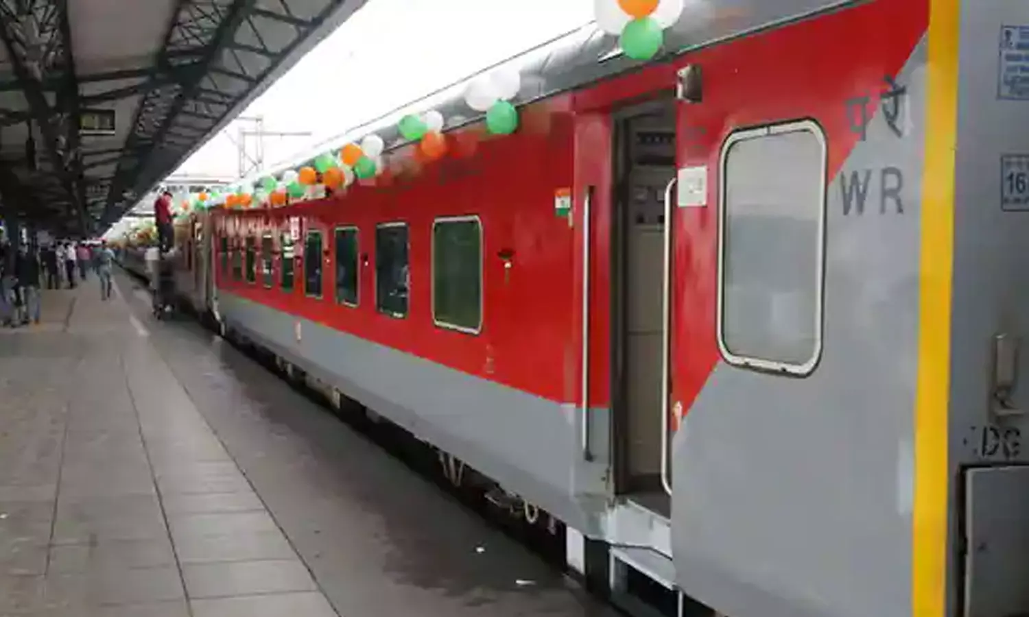 ട്രെയിൻ പുറപ്പെടുന്നത് വൈകിപ്പിക്കാൻ വ്യാജ ബോംബ് ഭീഷണി; നാവികസേനാ ഉദ്യോഗസ്ഥൻ അറസ്റ്റിൽ ട്രെയിൻ പുറപ്പെടുന്നത് വൈകിപ്പിക്കാൻ വ്യാജ ബോംബ് ഭീഷണി; നാവികസേനാ ഉദ്യോഗസ്ഥൻ അറസ്റ്റിൽ