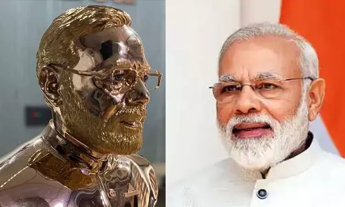 PM Narendra Modi,Carves PMs Gold Bust ,Narendra Modi,Gujarats Surat city ,Gujarat Assembly election. PM Narendra Modi,Carves PMs Gold Bust ,Narendra Modi,Gujarats Surat city ,Gujarat Assembly election.