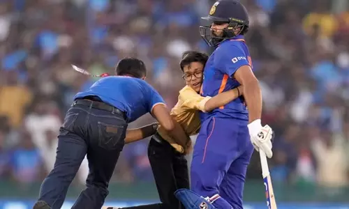 ബാറ്റിംഗിനിടെ രോഹിതിനെ കെട്ടിപ്പിടിച്ച് കുട്ടി ആരാധകൻ; രണ്ടാം ഏകദിനത്തിൽ കൗതുകസംഭവം, വീഡിയോ