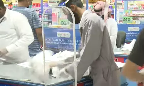 സൗദിയിൽ വിദേശ തൊഴിലാളികള്ക്ക് നാട്ടിലേക്ക് മടങ്ങാനുള്ള ടിക്കറ്റ് തൊഴിലുടമ നൽകണം സൗദിയിൽ വിദേശ തൊഴിലാളികള്ക്ക് നാട്ടിലേക്ക് മടങ്ങാനുള്ള ടിക്കറ്റ് തൊഴിലുടമ നൽകണം