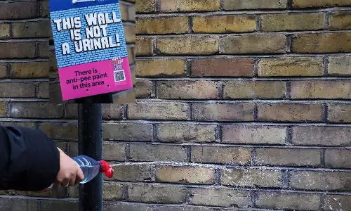 മതിലിൽ മൂത്രമൊഴിച്ചാൽ തിരിച്ചൊഴിക്കും; പൊതുഇടങ്ങളില്‍ കാര്യം സാധിച്ചാല്‍ ഇനി പണികിട്ടും